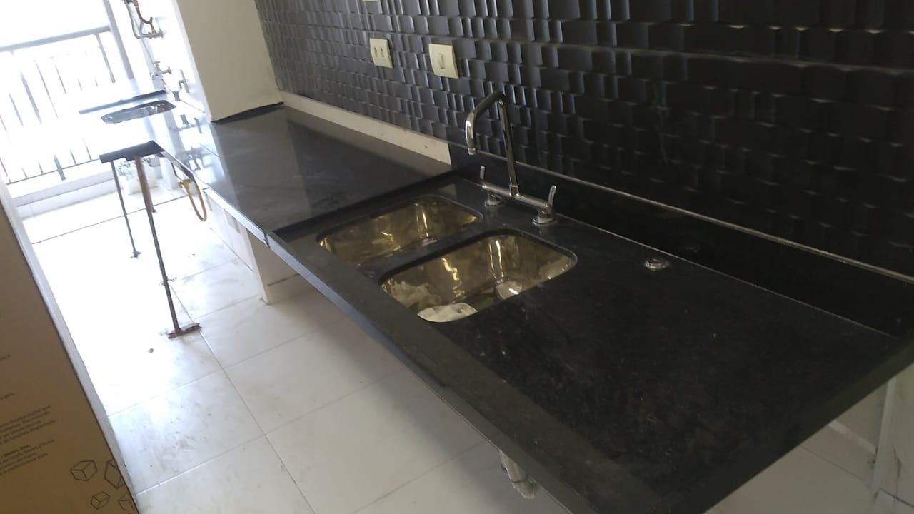 Cozinha com bancada em granito preto executada pela Mister Marmoraria em São Paulo